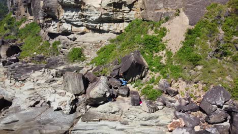 Toma-Aérea-De-Dron-Escénica-De-Boulder-Escalador-De-Roca-Escalar-Roca-Deporte-Recreación-Al-Aire-Libre-Escalada-En-Roca-Winnie-Bay-Copacabana-Avoca-Costa-Central-Nsw-Australia-4k