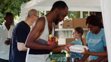 los voluntarios ofrecen alivio del hambre a los necesitados