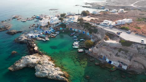 Mandrakia-Pequeño-Puerto-De-Pueblo-Pesquero-Con-Barcos-Y-Yates,-Vista-Aérea-De-La-Isla-De-Milos