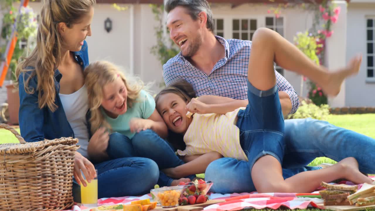 Famiglia felice che fa un picnic