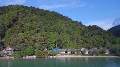 아름다운 상공 뷰 비행 산사태 진 ⁇  산사태 파괴 부서진 폐허 해변 리조트, 환경 재난 태국 2022
