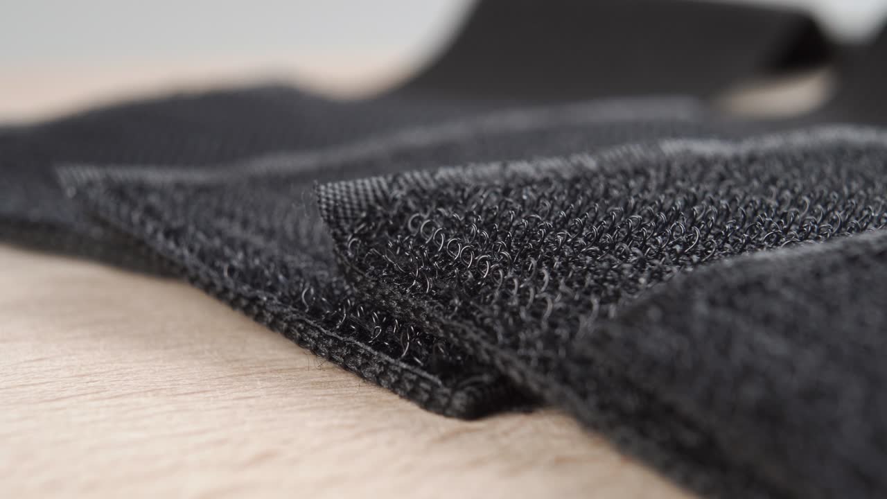 ganchos de velcro de textura negra en cintas de tela