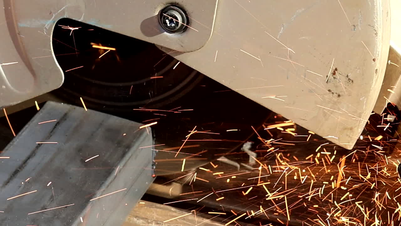 절단 원형  힘은 강철 파이프를 통해 불꽃을 만니다.