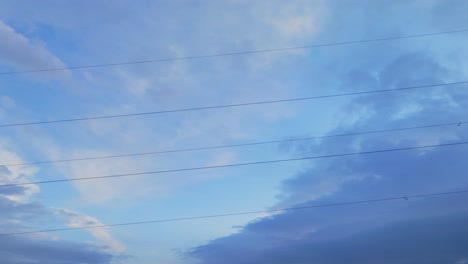 Vista-Cercana-De-Cables-Eléctricos-Contra-Un-Cielo-Nublado.