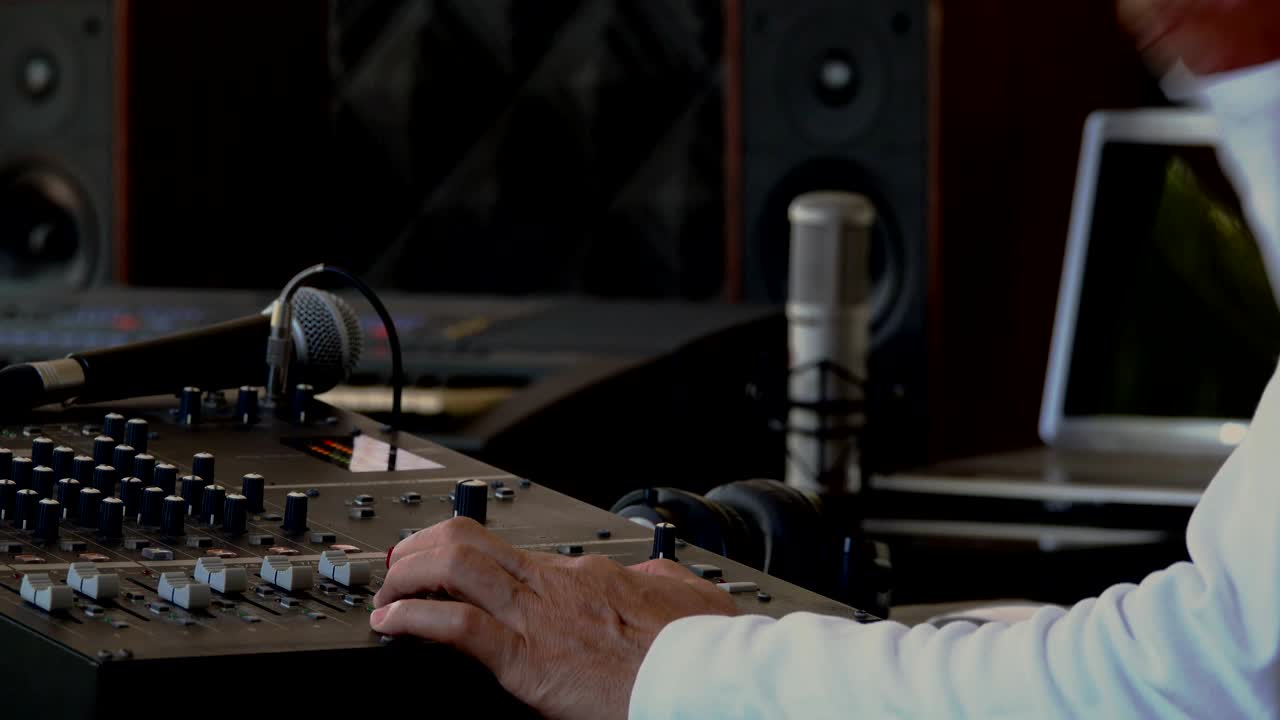 레코딩 스튜디오에서 일하는 음악 프로듀서입니다.