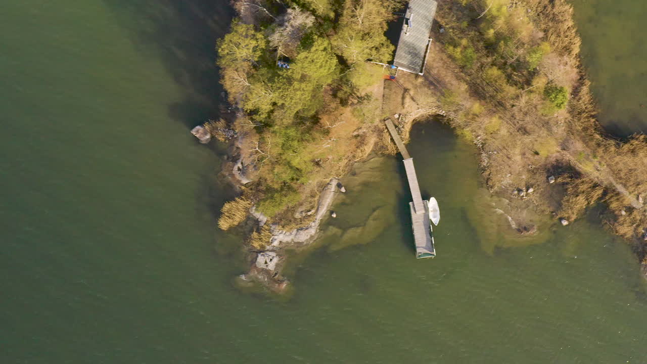 A top-down view of a dock on the banks in the Suvisaaristo.