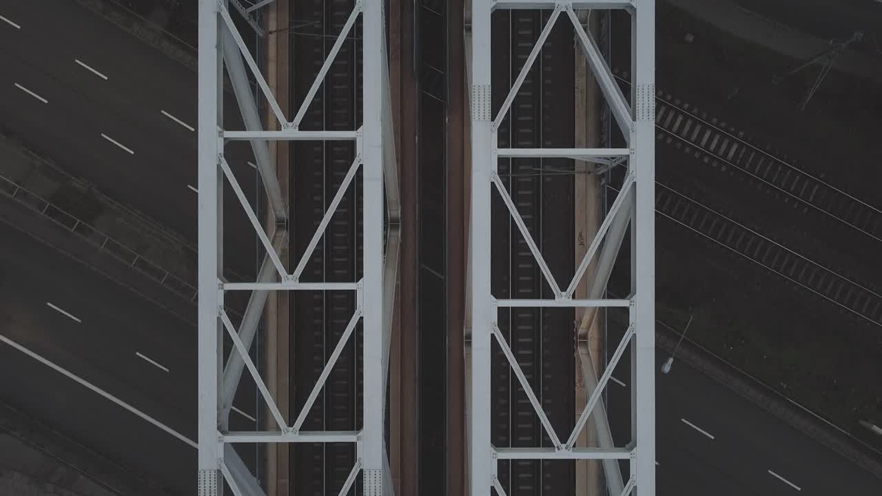 하향식 추적 다리 위의 기차 트랙 클로즈업 샷