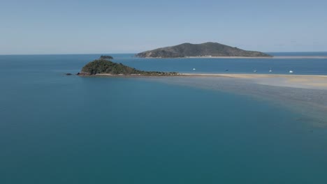 Korallenmeerblaues-Wasser-Mit-Langford-Island-Und-Hayman-Island-Am-Whitsunday-In-Qld,-Australien