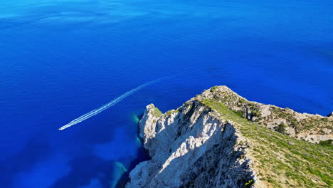 Playa-Del-Naufragio-De-Navagio-En-Zakynthos,-Grecia,-Isla-Griega-De-Agua-Azul