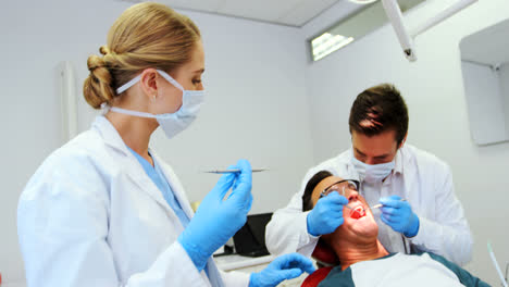 dentistas que dan anestesia a un paciente varón