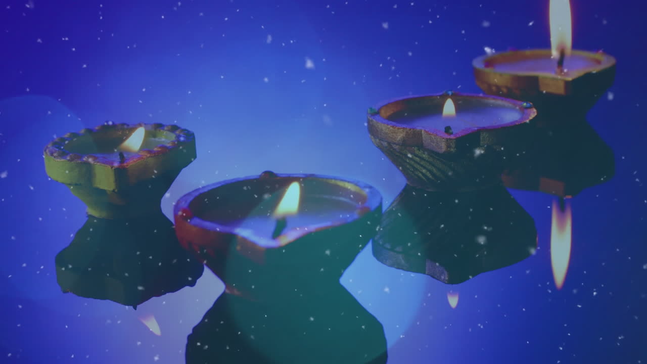animación de nieve y manchas de luz sobre las velas en navidad