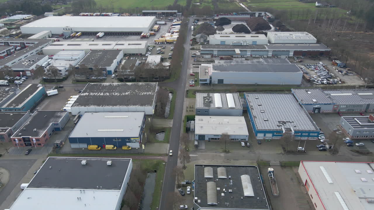 Luftfoto af bil, der kører på vej i industriområde