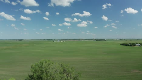 una imagen aérea dinámica ascendente de una tierra agrícola en la ciudad de swee, iowa, wisconsin