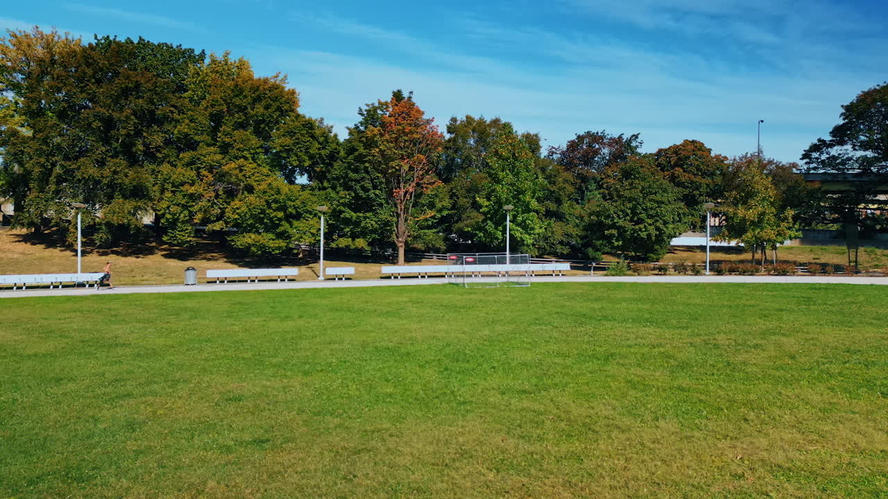 Pittsburg, USA, 14 August 2025: Rising over the green lawn in the park. Revealing view on the Fort Duquesne Bridge in Pittsburg, Pennsylvania, USA