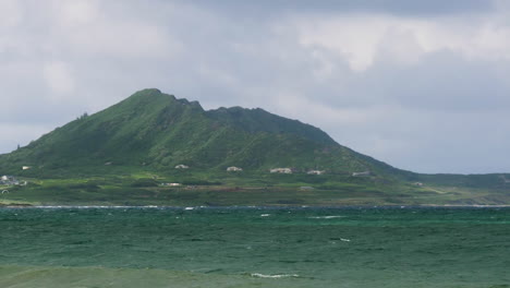 El-Hermoso-Mar-Azul-Verde-Rueda-Suavemente-Hacia-La-Orilla-Y-Choca-Contra-Hermosas-Playas-De-Arena