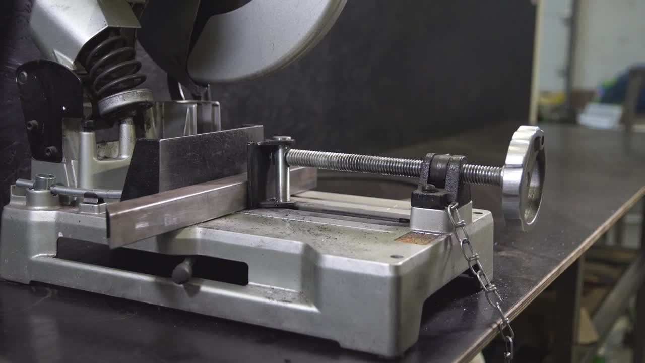 워크에서 기계로 금속을 는 것.