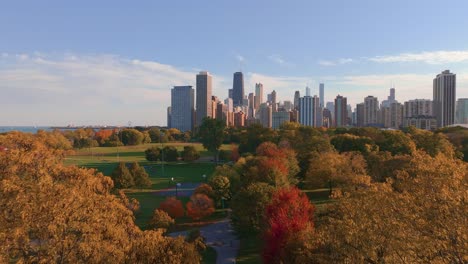 Vista-Aérea-De-Chicago-Del-Parque-Lincoln-Durante-El-Otoño