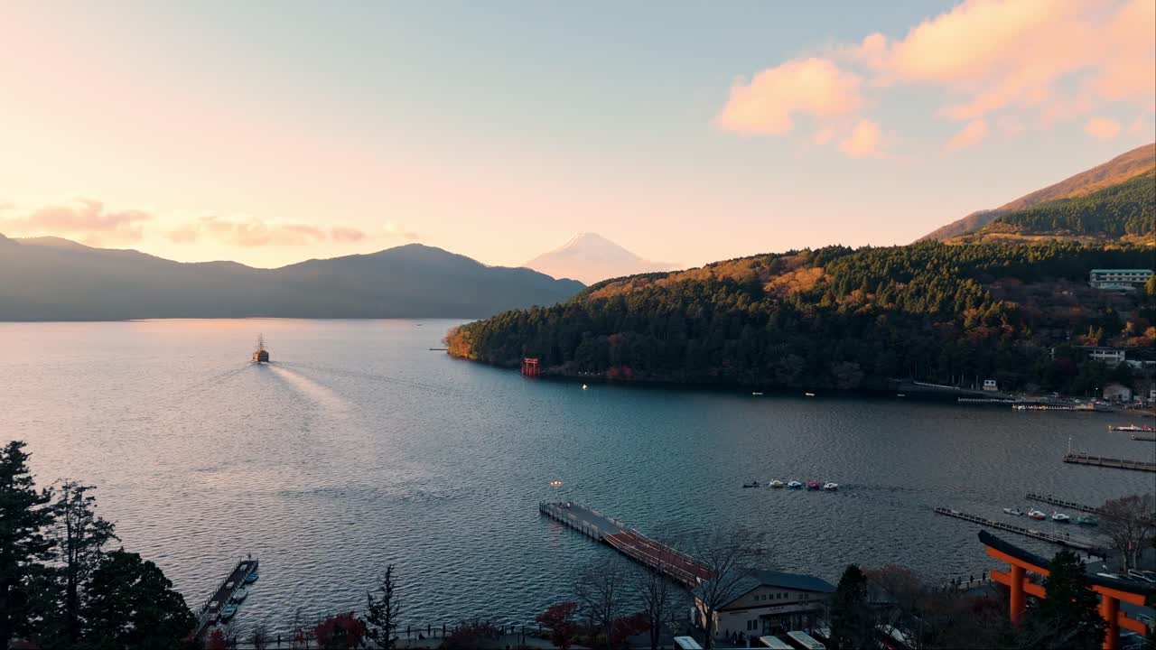 esta impresionante grabación de drones captura la tranquila belleza del lago kawaguchi al amanecer durante la vibrante temporada de otoño.