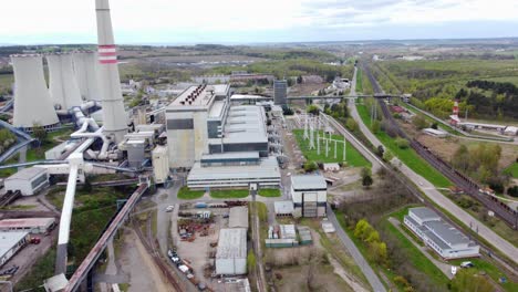 Central-Eléctrica-De-Chvaletice,-Chvaletice,-República-Checa---Central-Eléctrica-De-Carbón-Con-Chimeneas-Y-Torres-De-Refrigeración---Drone-Volando-Hacia-Adelante