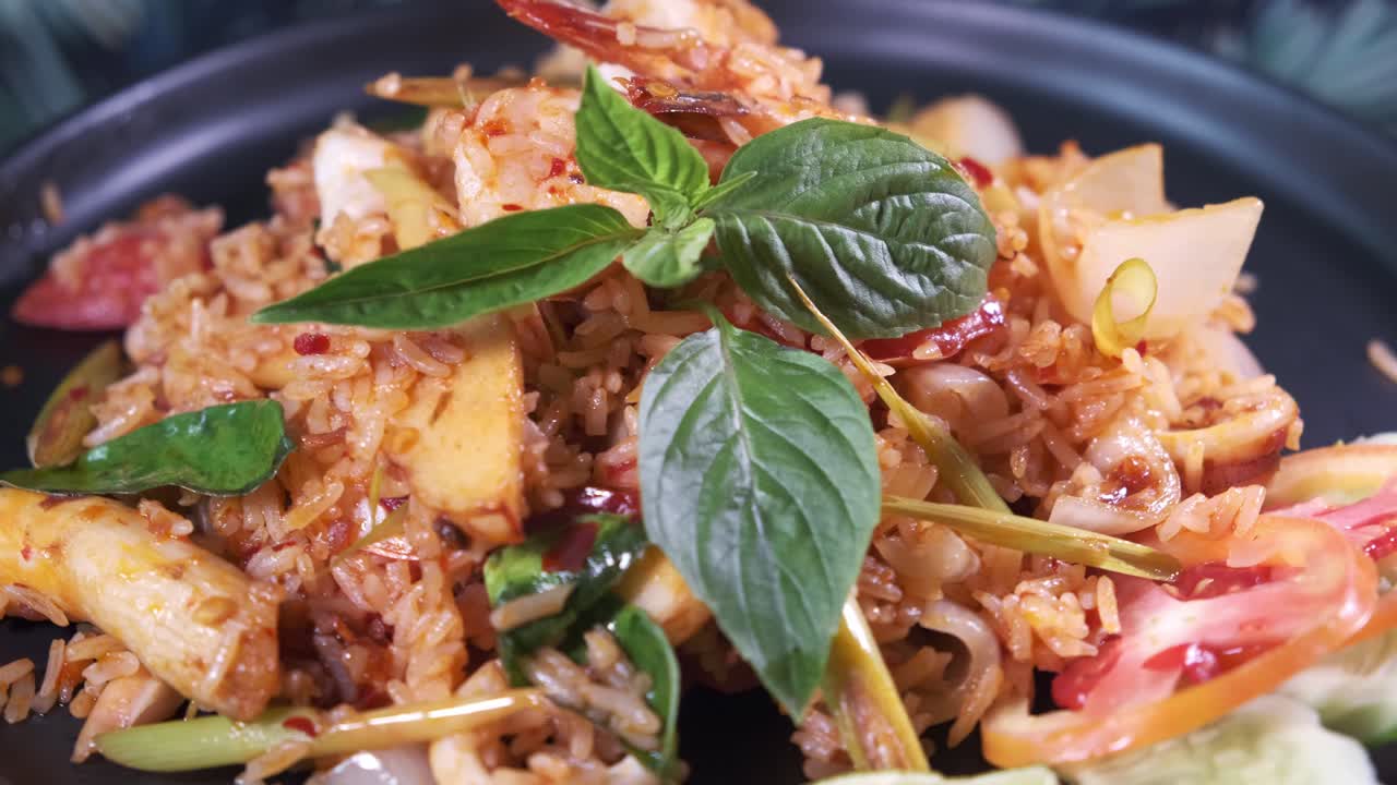 카오 패드와 톰 얌을 곁들인 정통 태국 요리, 매콤한 해산물을 블랙 플레이트에 올려 클로즈업