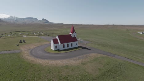 Parallaxenansicht,-Rund-Um-Die-Historische-Ingjaldshóll-Kirche,-Westisland