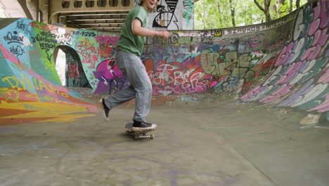 Kaukasischer-Junge,-Der-Im-Park-Skateboard-Fährt.