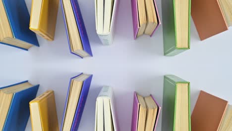 libros antiguos de tapa dura ordenados en tema blanco en movimiento. stop motion