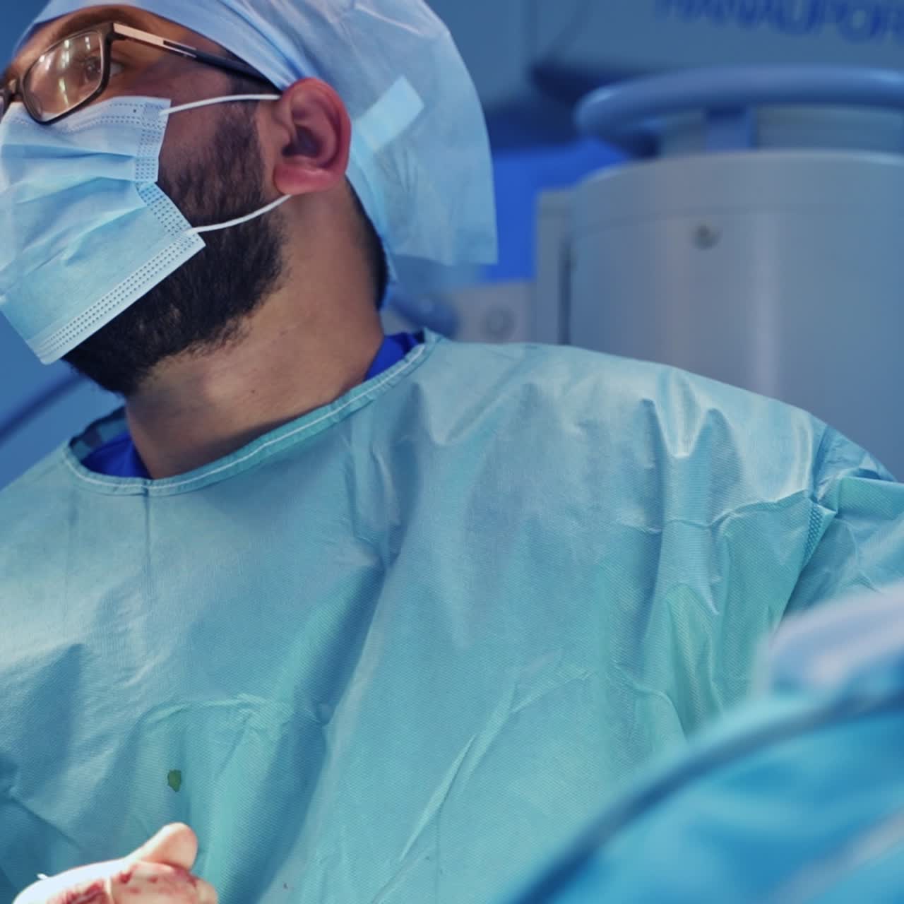 Chirurghi specializzati in traumatologia concentrati sulla procedura operativa. Primi piani di medici caucasici concentrati sull'intervento chirurgico