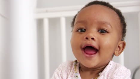 niña feliz jugando en la cuna de la guardería filmada en cámara lenta