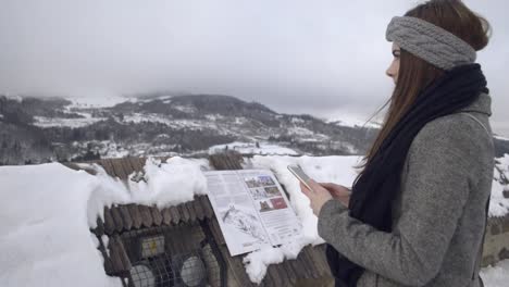 Junges-Mädchen,-Das-Per-Handy-Kommuniziert,-Während-Ihr-Eine-Kalte-Winterbrise-Durchs-Haar-Weht,-50p