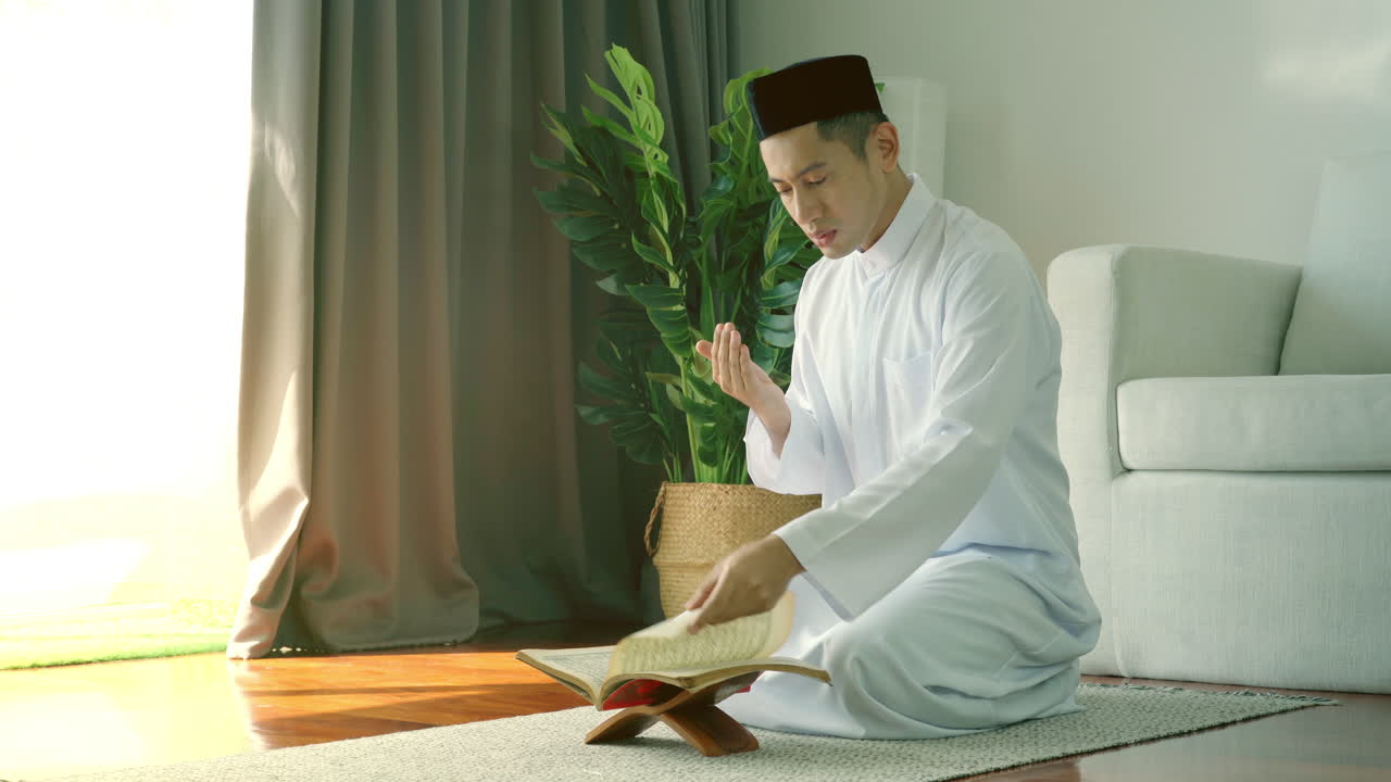 코란의 수라 알 파티하 구절을 낭송하는 아시아 이슬람 남자의 초상화, 집에서 매일 기도할 때 사지다 또는 부복이라고 하는 수주드의 단일 행위로