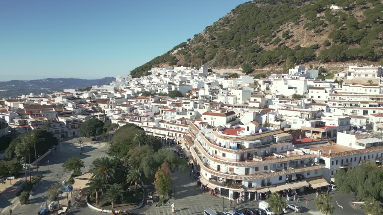 Sobrevôo de drone na praça principal da cidade de Mijas Pueblo, na encosta, província de Málaga, Espanha. Exibindo casas brancas tradicionais e espaços comunitários