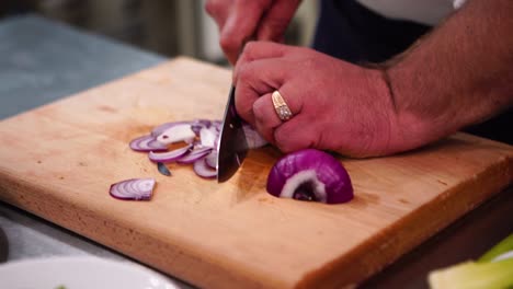 chef cortando cebollas