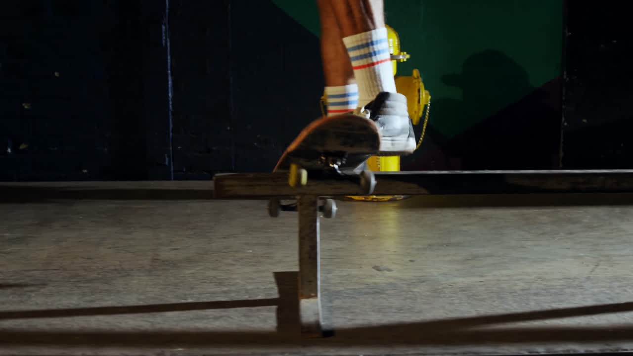 hombre practicando patinaje en la arena de patinaje 4k