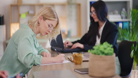 Mujeres-Ocupadas-Trabajando-En-La-Oficina-Corporativa