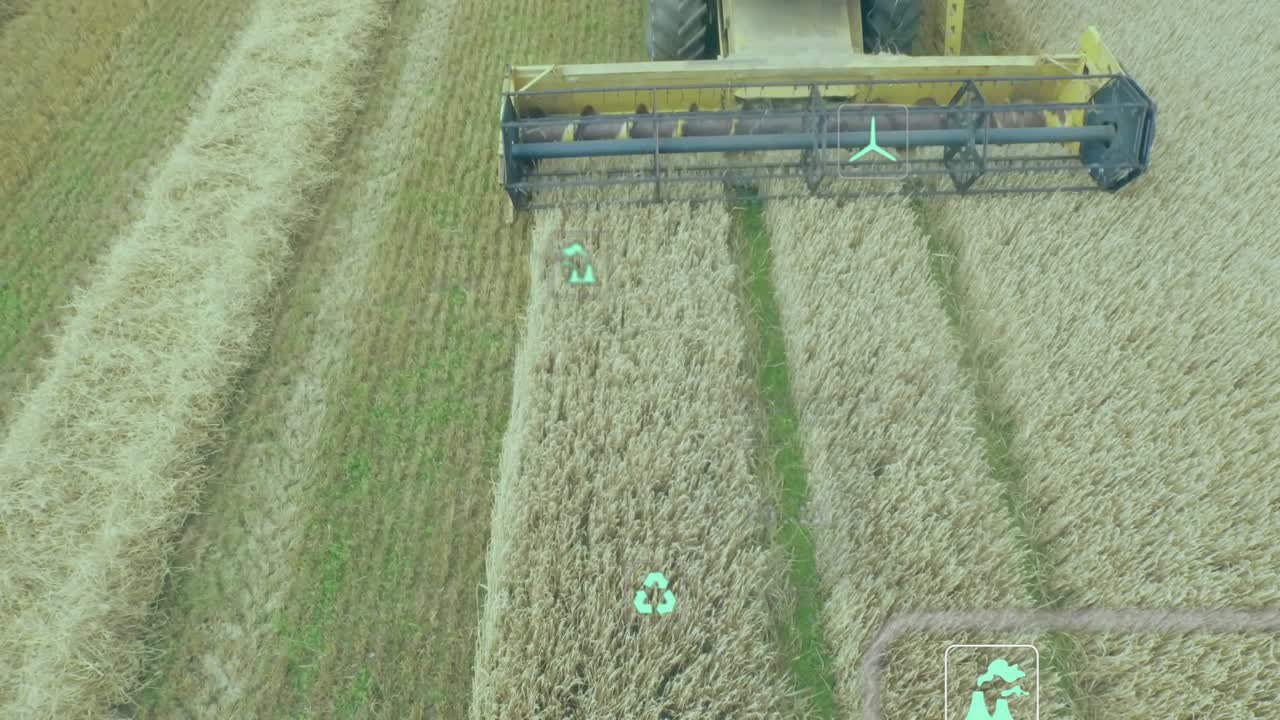 Droneoptagelse ovenfra af en mejetærsker, der skærer hvede, mens AR-ikoner overvåger miljødata.