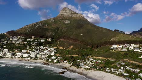 toma aérea del pico de cabeza de león con la playa de clifton en primer plano