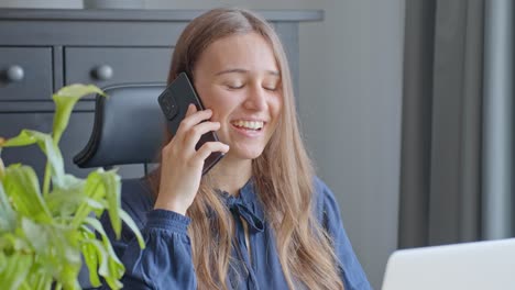 Retrato-Cerrado-De-Una-Joven-Mujer-Bonita-Sonriendo-Felizmente-Mientras-Estaba-En-Una-Llamada-Telefónica-De-Trabajo