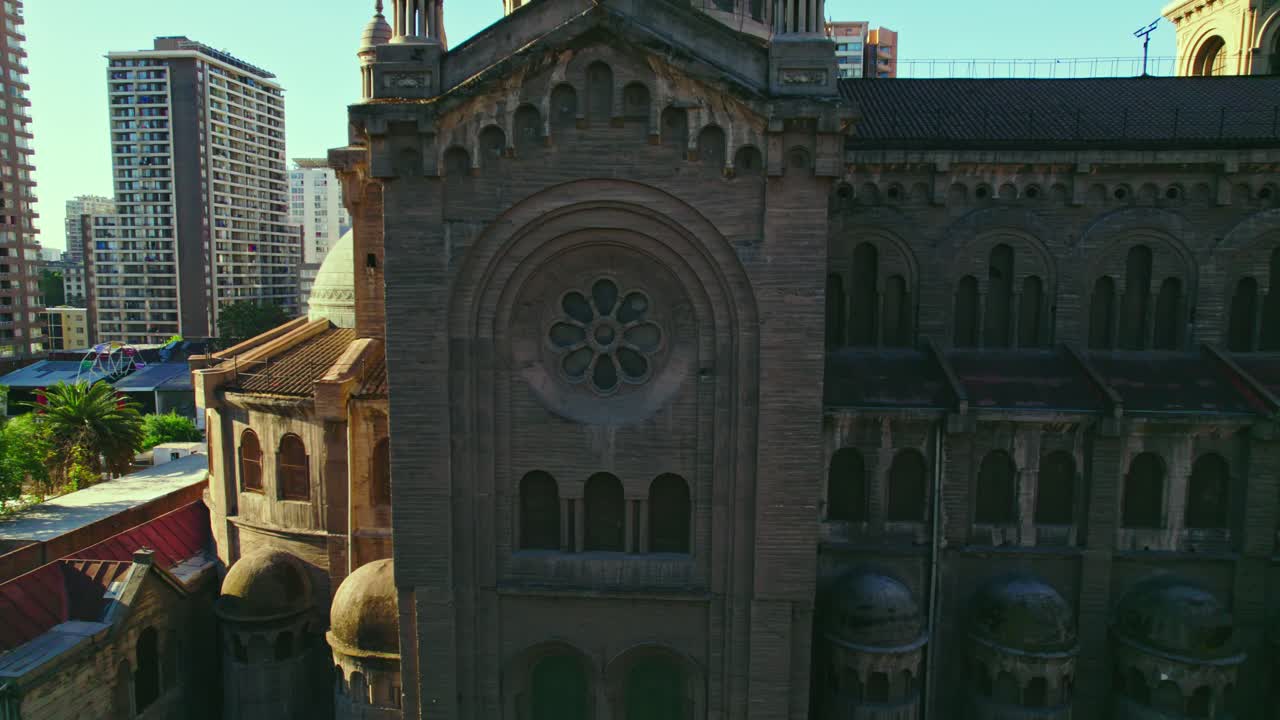 칠레 산티아고 의 사크라멘티노스 교회 의 측면 과 외부 방 의 오른쪽 에 운행 하는 트럭