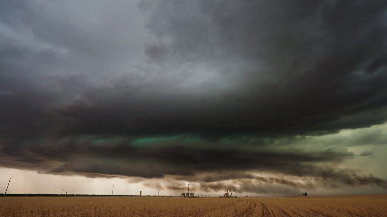 Dramatic Atmosphere as Wind Clouds and Color Merge Before Fierce Storm