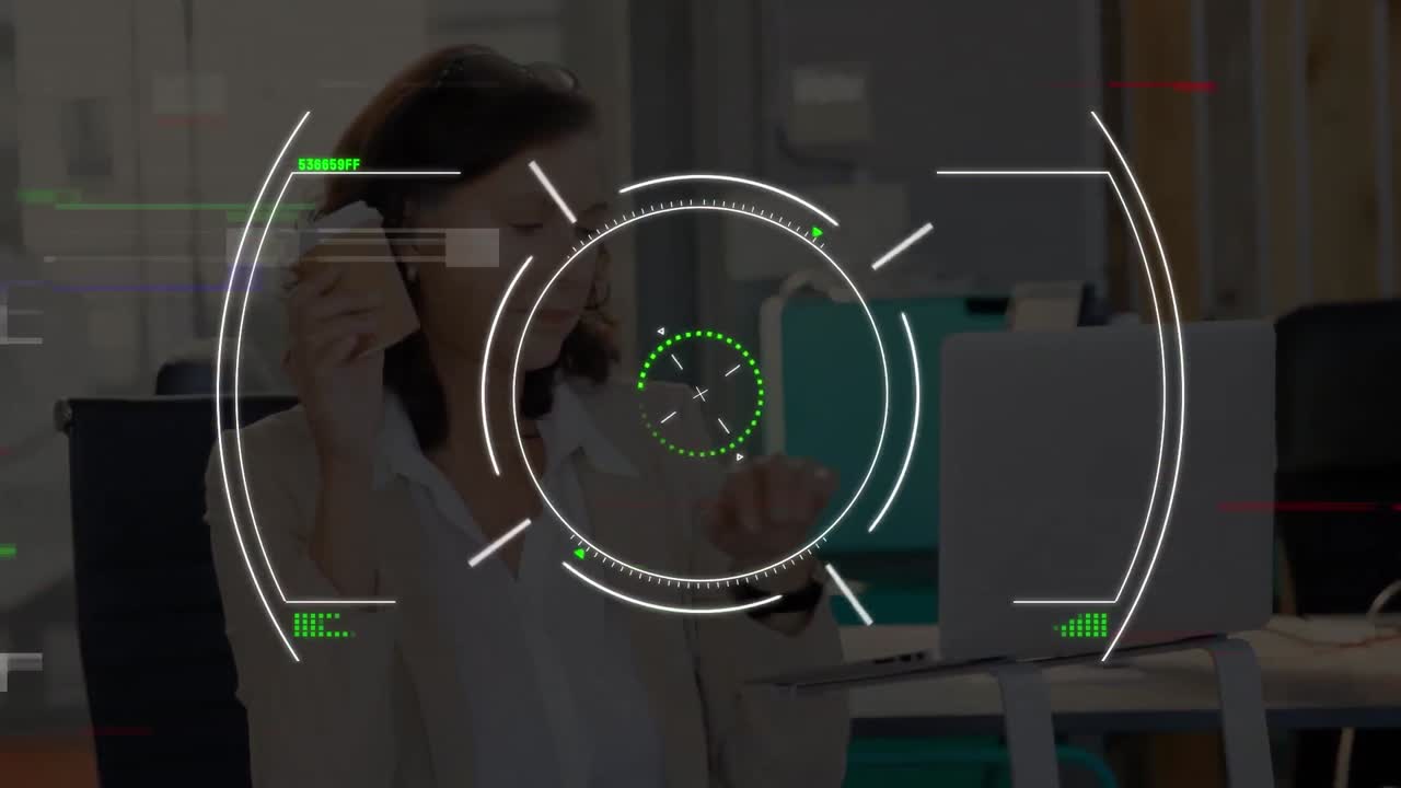 animación de escaneo de alcance y procesamiento de datos sobre una mujer de negocios hablando por teléfono