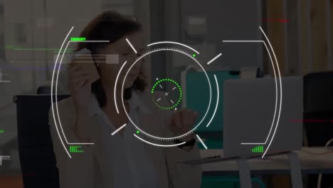 Animation-Des-Scope-Scannens-Und-Der-Datenverarbeitung-über-Einer-Geschäftsfrau,-Die-Am-Telefon-Spricht
