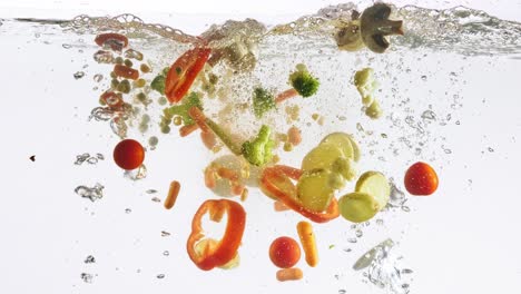 verduras que caen en el agua