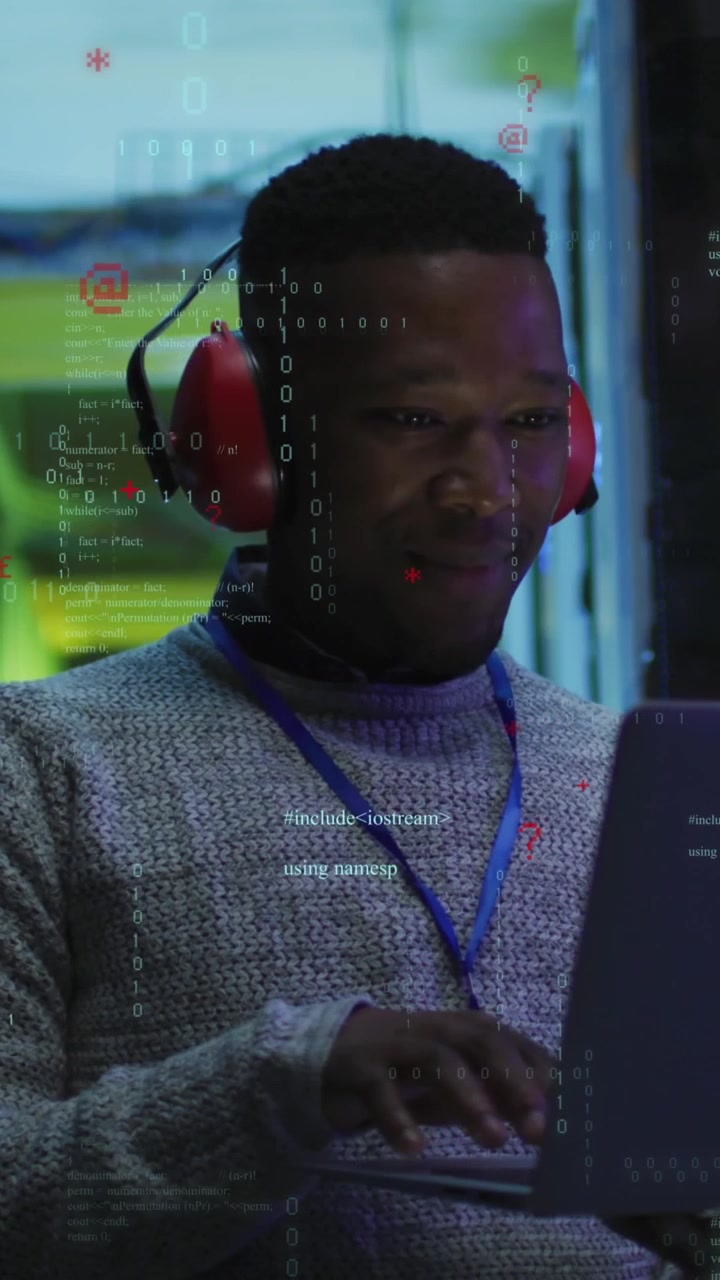 Animation af databehandling over en afroamerikansk mandlig ingeniør, der bruger bærbar computer i et serverrum.