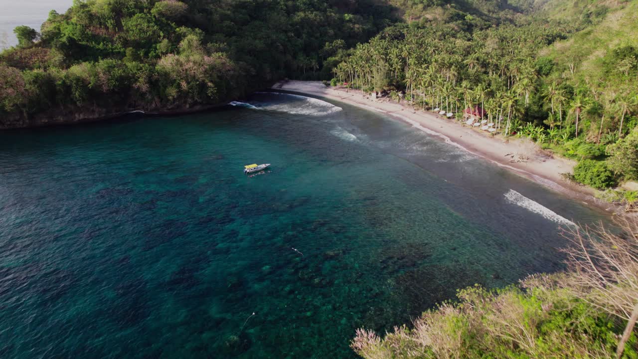 bucear en el paraíso tropical de la isla de nusa penida en verano en bali, indonesia