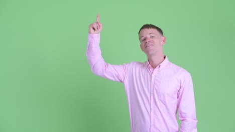 retrato de un hombre de negocios con una camisa rosa
