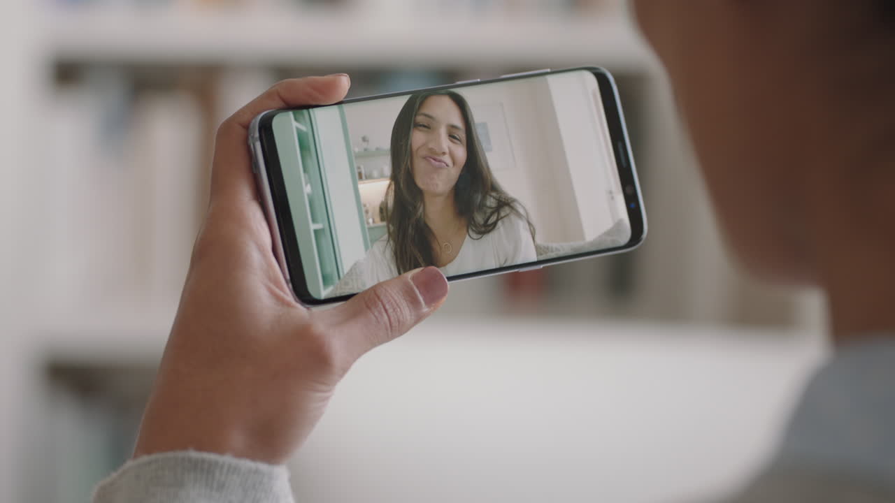 mujer sorda usando un teléfono inteligente video chateando con su mejor amiga comunicándose con gestos de la mano en lenguaje de señas disfrutando de la comunicación en línea imágenes de 4k