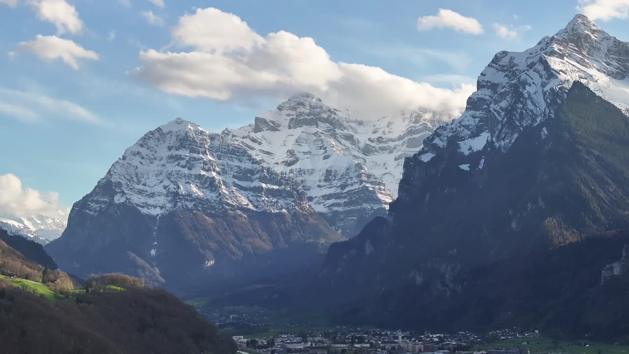 los majestuosos picos de vorder glärnisch, wiggis y rautispitz en glarus nord, cantón de glarus, suiza, se erigen en un impresionante panorama alpino