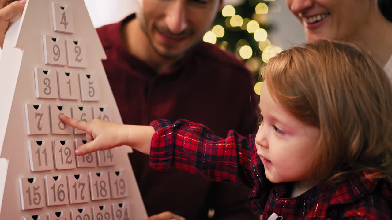 vista de mano de la familia con el bebé en navidad