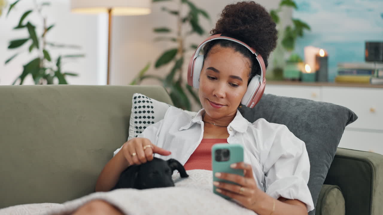 mujer relajándose en el sofá con auriculares y teléfono
